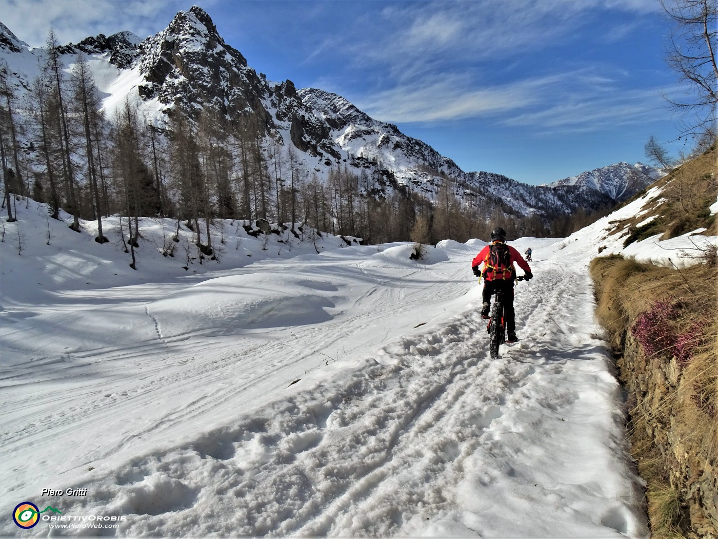 22 Ciclisti in discesa dsl Calvi.JPG